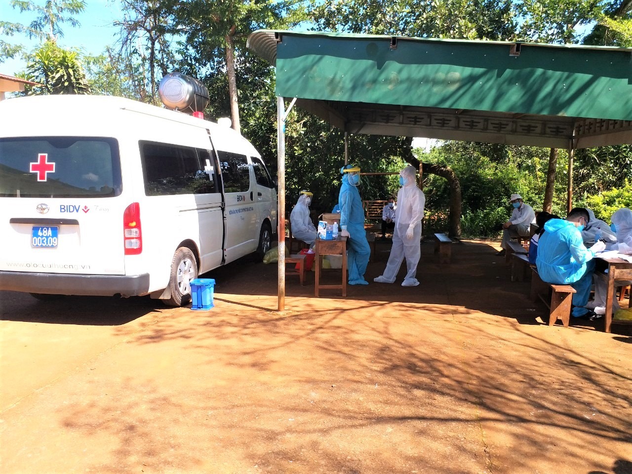 Lực lượng y tế tiến hành khám sàng lọc ở khu vực xã
