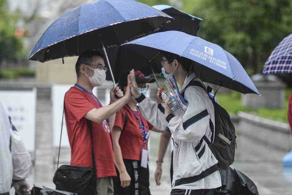 Một số hình ảnh trong kỳ thi gaokao ở Vũ Hán. Ảnh: China Daily.