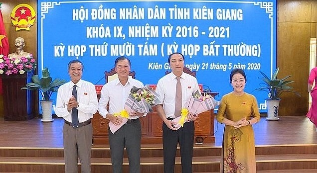 Ông Lâm Minh Thành (thứ 2 từ phải qua) nhận hoa chúc mừng của lãnh đạo tỉnh Kiên Giang. Ảnh Kiengiang.gov.vn