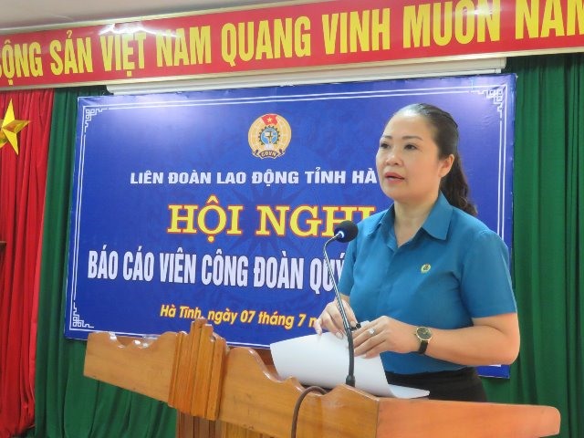 Bà Lê Thị Hải Yến - Phó chủ tịch LĐLĐ Hà Tĩnh thông tin một số nội dung tại hội nghị. Ảnh: MA.