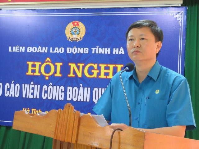 Ông Phan Mạnh Hùng hướng dẫn cách viết tin, bài về hoạt động công đoàn. Ảnh: MA.