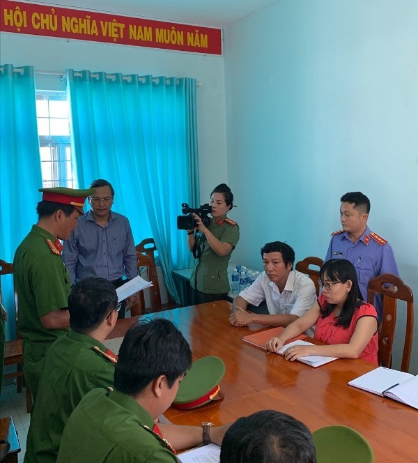 Công an tỉnh Bình Thuận đọc lệnh bắt 1 trong 6 bị can trong vụ án. Ảnh: CTV
