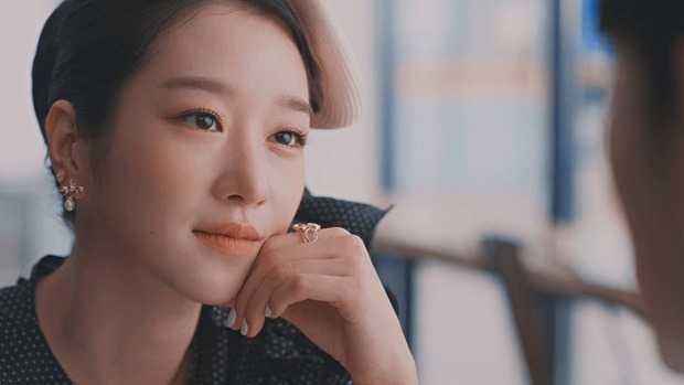 Trong “Điên thì có sao” (It's Okay to Not Be Okay), Seo Ye Ji đảm nhận nhân vật nữ chính Go Moon Young, một tác giả truyện tranh thiếu nhi và là người có nội tâm phức tạp.