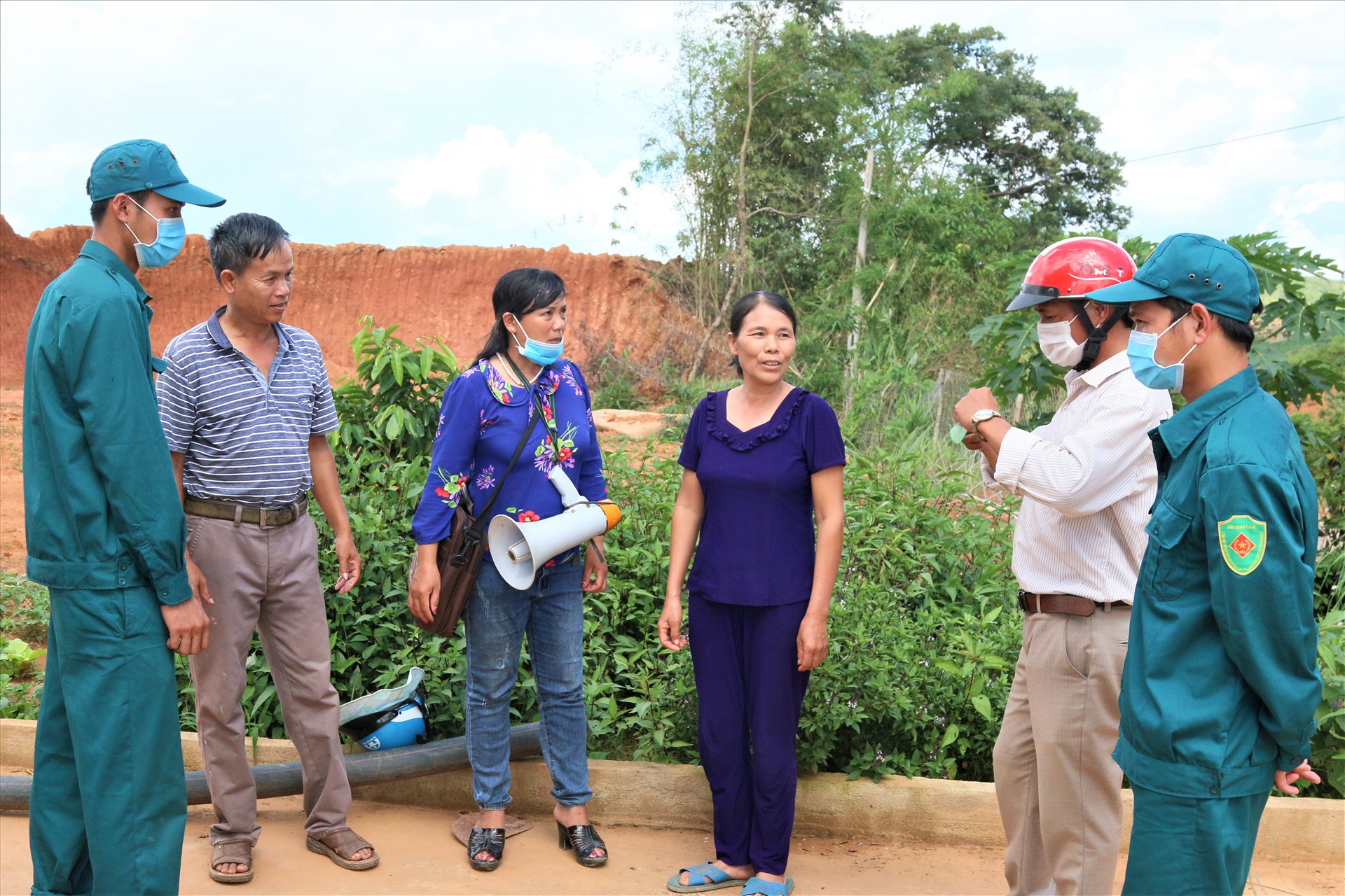 Cán bộ thôn, lực lượng dân quân tự vệ xã cũng được tăng cường phối hợp với chị Hòa để giúp lực lượng y tế huyện kiểm soát tốt dịch bệnh, ngăn không cho lan rộng. Ảnh: B.T