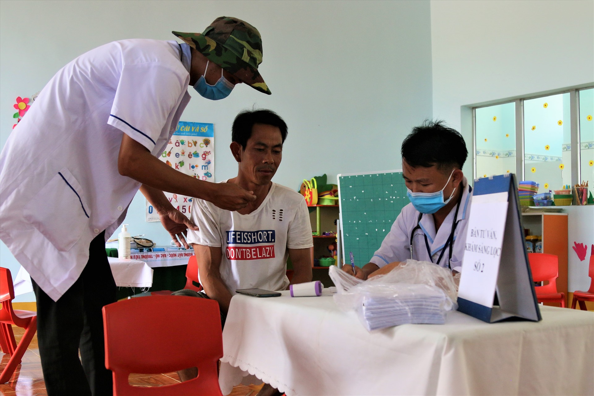 Hiện, Trung tâm y tế huyện Krông Nô đang tổ chức tiêm vắc xin phòng bệnh bạch hầu (trong 3 ngày)  cho hơn 1.300 người dân trong thôn Phú Vinh. Mỗi người sẽ được tiêm 2 liều để tránh nhiễm bệnh. Ảnh B.T