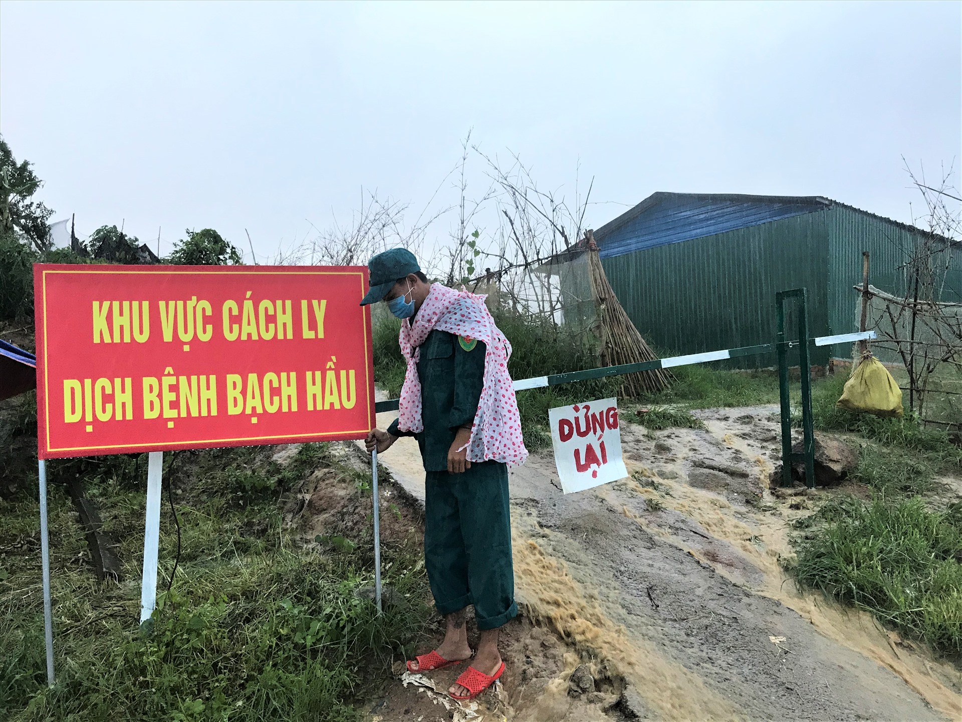 Khu vực thôn Phú Vinh từng ghi nhận 9 ca nhiễm bệnh bạch hầu. Vì vậy, Trung tâm Y tế huyện đã phối hợp với chính quyền xã đã lập ra 2 chốt cách ly để tránh dịch bệnh lây lan trên diện rộng, đảm bảo an toàn cho bà con. Ảnh: B.T