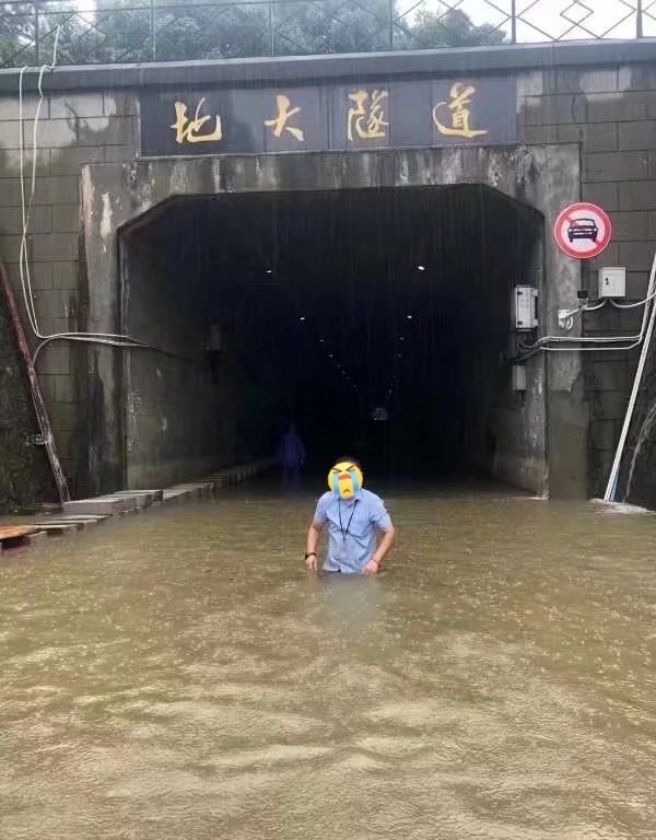 Khuôn viên Đại học Địa chất Trung Quốc ngập sâu. Ảnh: Weibo
