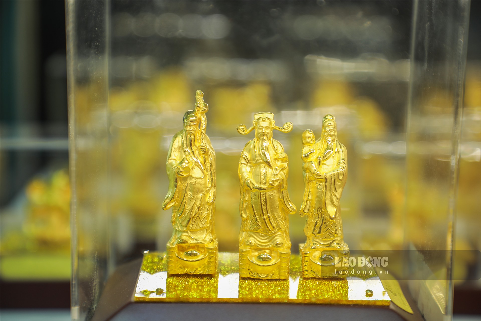 Tính đến phiên giao dịch sáng ngày 8.7, giá vàng tiếp tục được Công ty VBĐQ Sài Gòn điều chỉnh tăng mạnh mức 49,87 – 50,32 triệu đồng/lượng (mua vào – bán ra), Tập đoàn DOJI niêm cũng điều chỉnh giá vàng lên mức 49,95 - 50,15 triệu đồng/lượng.