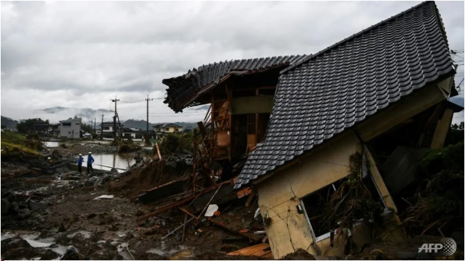 Mưa lớn cũng làm yếu nền đất, khiến các ngôi nhà đổ sập. Ảnh: AFP