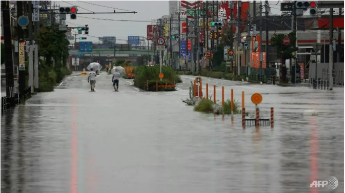 Đường biến thành sông sau cơn mưa lớn. Ảnh: AFP