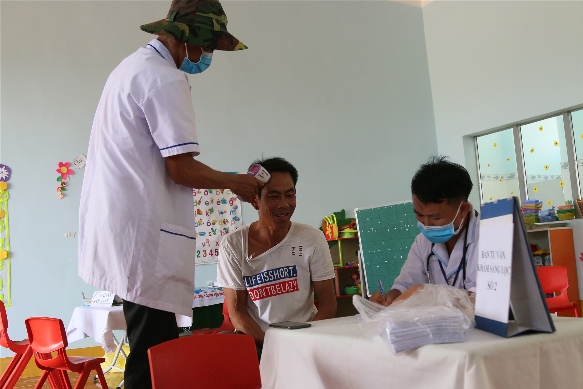 Người dân Đắk Nông đi tiêm vắc xin phòng bệnh bạch hầu. Ảnh Bảo Trung