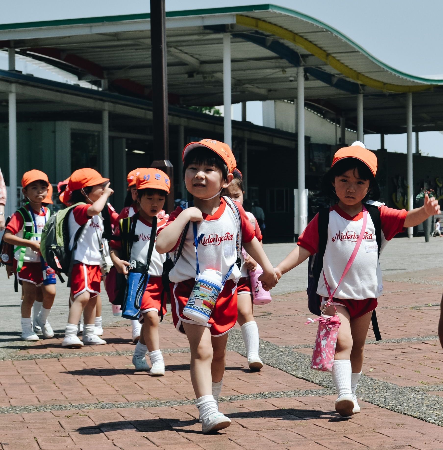 Trẻ em Nhật được khuyến khích tự đi học để rèn luyện tính tự lập ngay từ nhỏ.