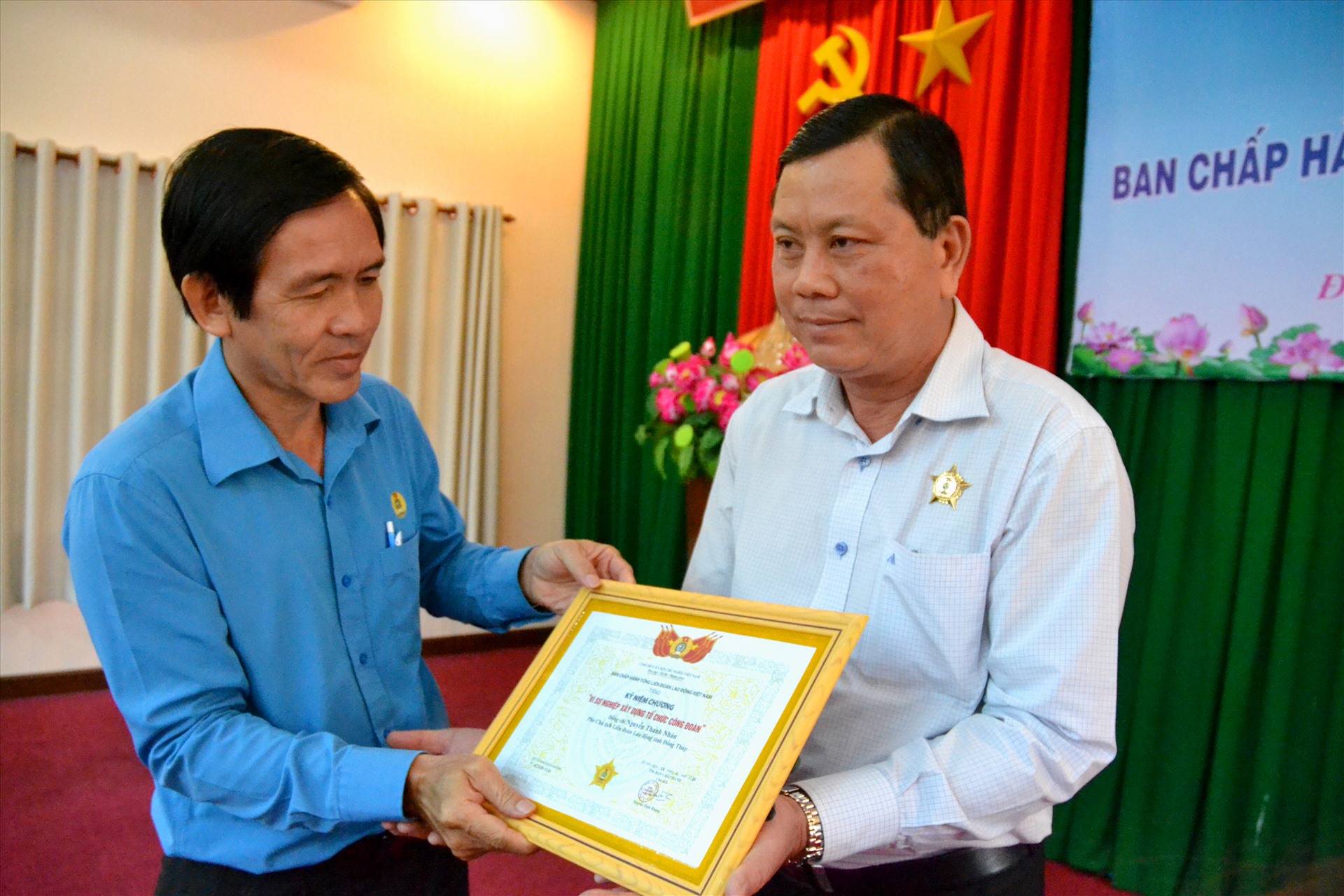 Ông Nguyễn Thanh Nhàn, phó Chủ tịch Thường trực LĐLĐ Đồng Tháp nhận kỷ niệm chương vì sự nghiệp tổ chức công đoàn. Ảnh: LT