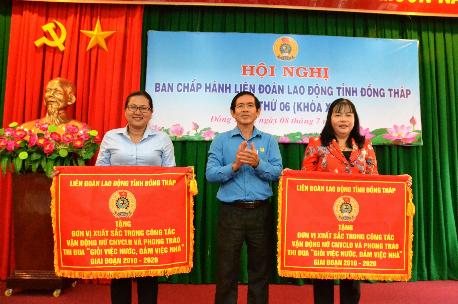 Tặng cờ của Tổng LĐLĐ Việt Nam về công tác nữ công cho CĐCS Công ty Tỷ Thạc và Công đoàn ngành giáo dục. Ảnh: LT