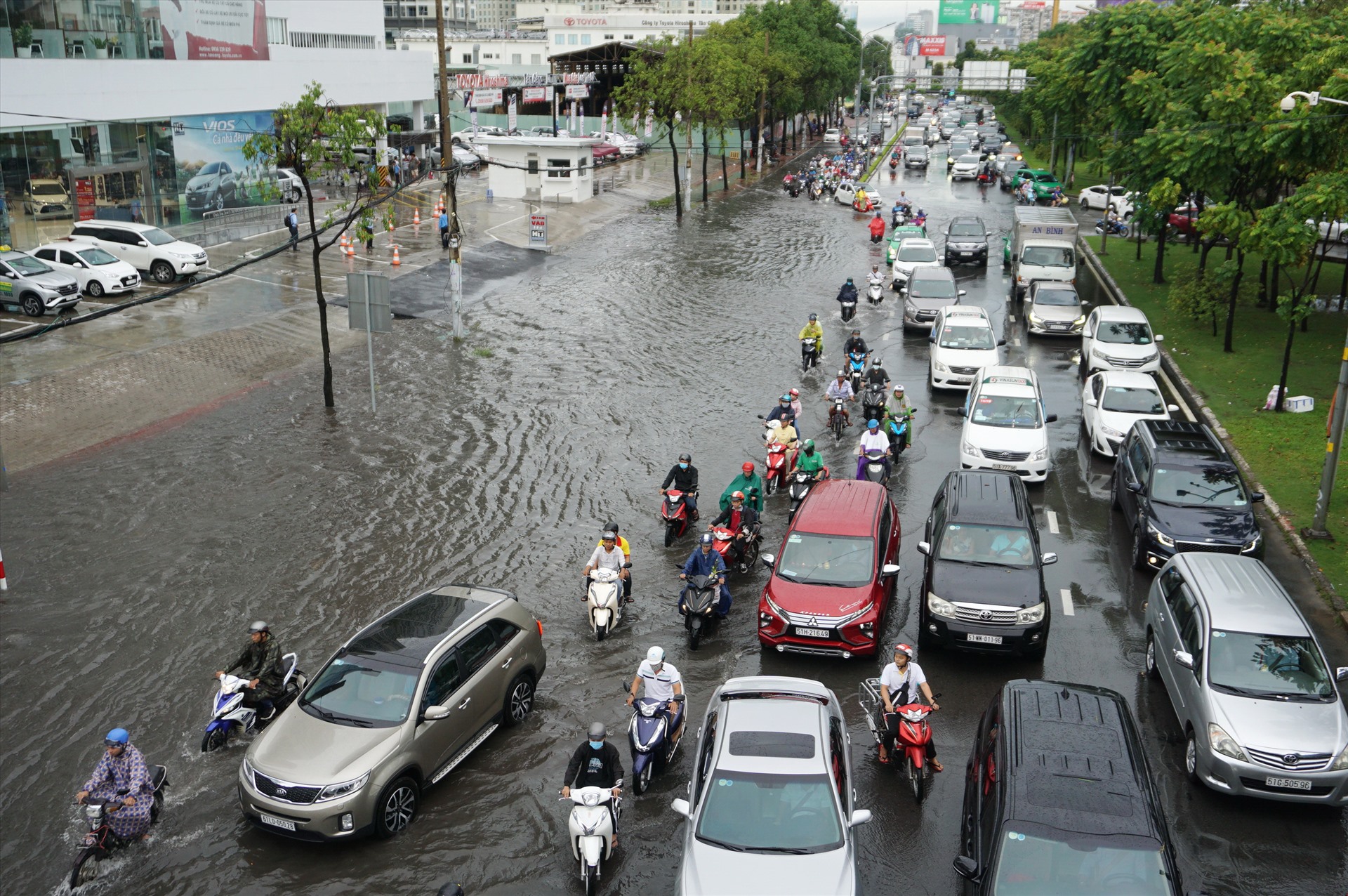 Mưa ngập khiến giao thông trên đường Nguyễn Hữu Cảnh rối loạn.   Ảnh: Minh Quân