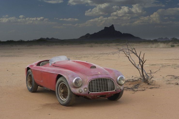 Mẫu xe đua đầu tiên của Ferrari nằm tại sa mạc. Ảnh: Hot Cars