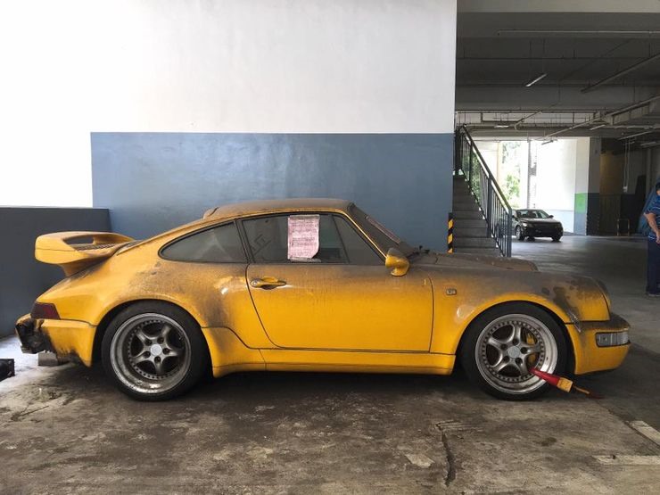Porsche 911 bị bỏ quên trong nhà xe ở Singapore. Ảnh: Hot Cars