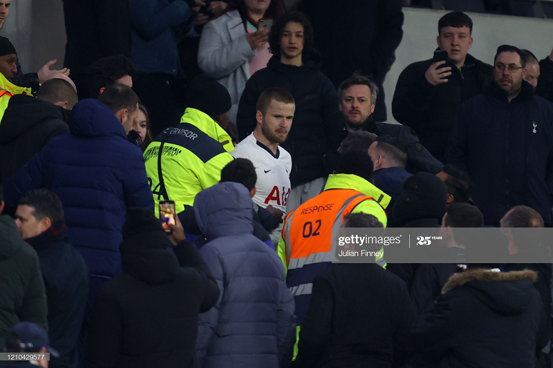 Lực lượng an ninh đã can ngăn Eric Dier. Ảnh: Getty