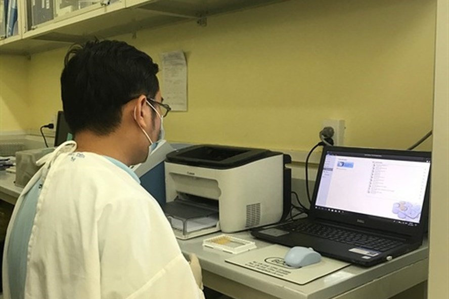 Xét nghiệm mẫu bệnh phẩm để kiểm tra virus ASF ở Trung tâm Thú y Vùng 6. Ảnh: Bộ NNPTNT