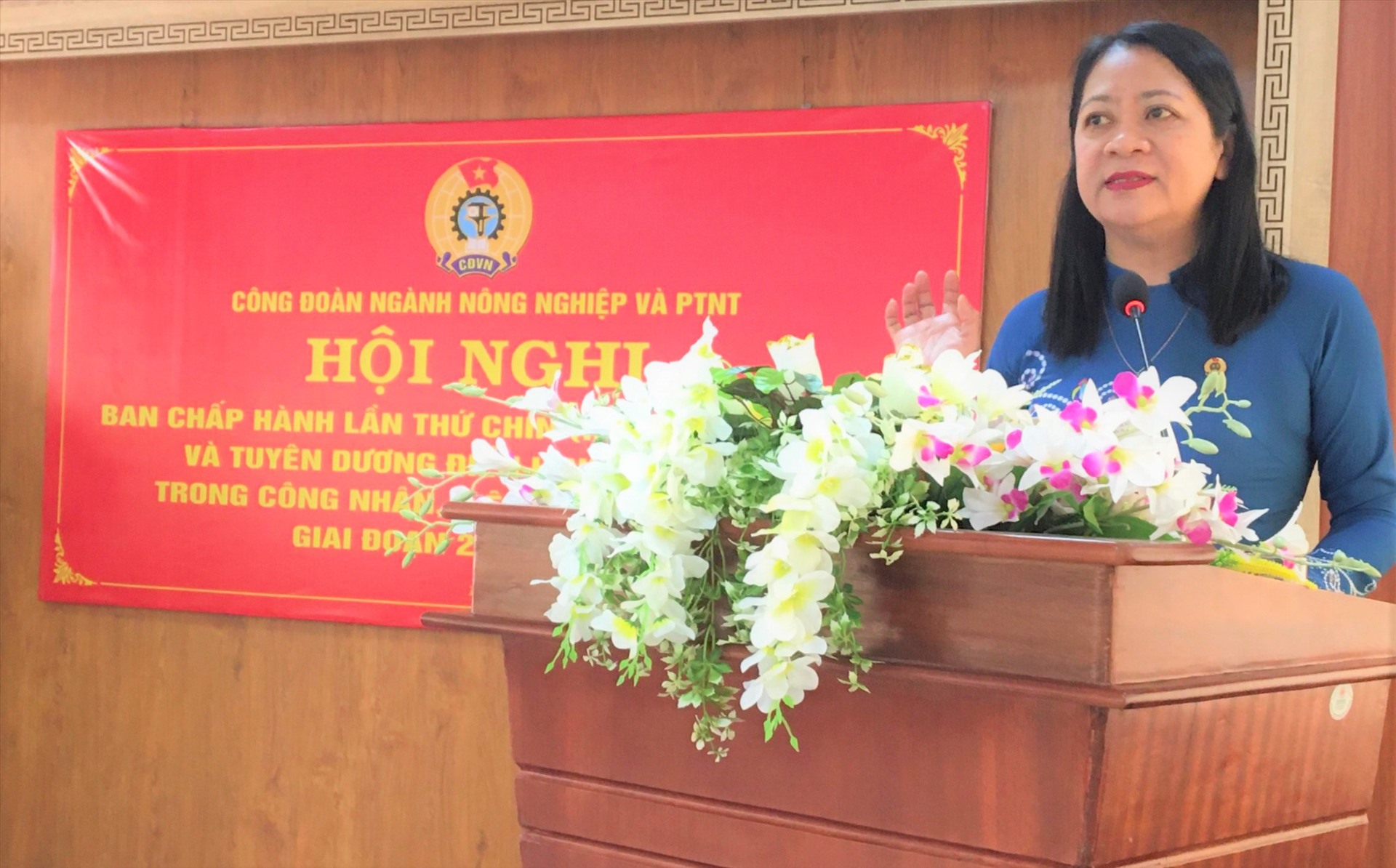 Đồng chí Võ Thị Hạnh - Phó Chủ tịch thường trực LĐLĐ Đắk Lắk phát biểu chỉ đạo tại Hội nghị. Ảnh Anh Hùng