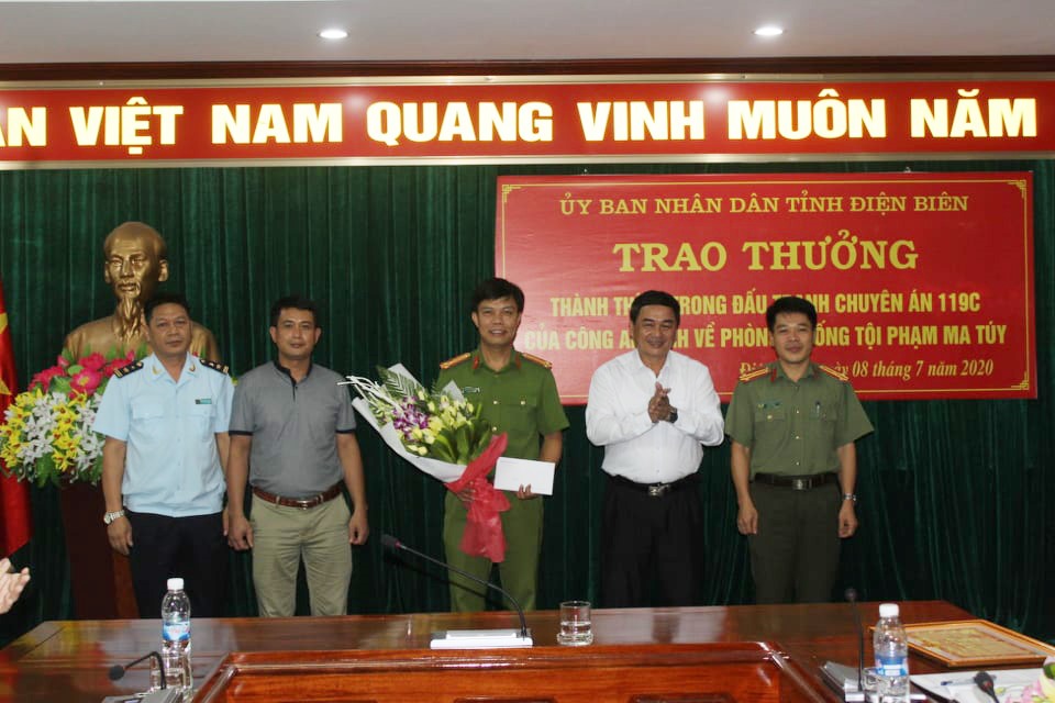 Lãnh đạo UBND tỉnh Điện Biên khen thưởng các lực lượng tham gia phá chuyên án ma túy. Ảnh: Công an Điện Biên