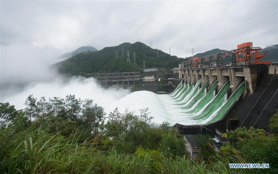 Hồ thủy điện ở Chiết Giang xả lũ hôm 8.7. Ảnh: Tân Hoa Xã