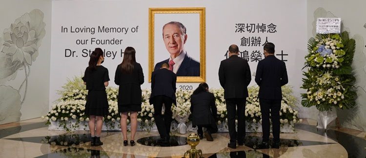 Ủy ban tang lễ “vua sòng bài Macau” có hơn 100 nhân vật nổi tiếng ở Hong Kong và Macau. Ảnh: Asgam.