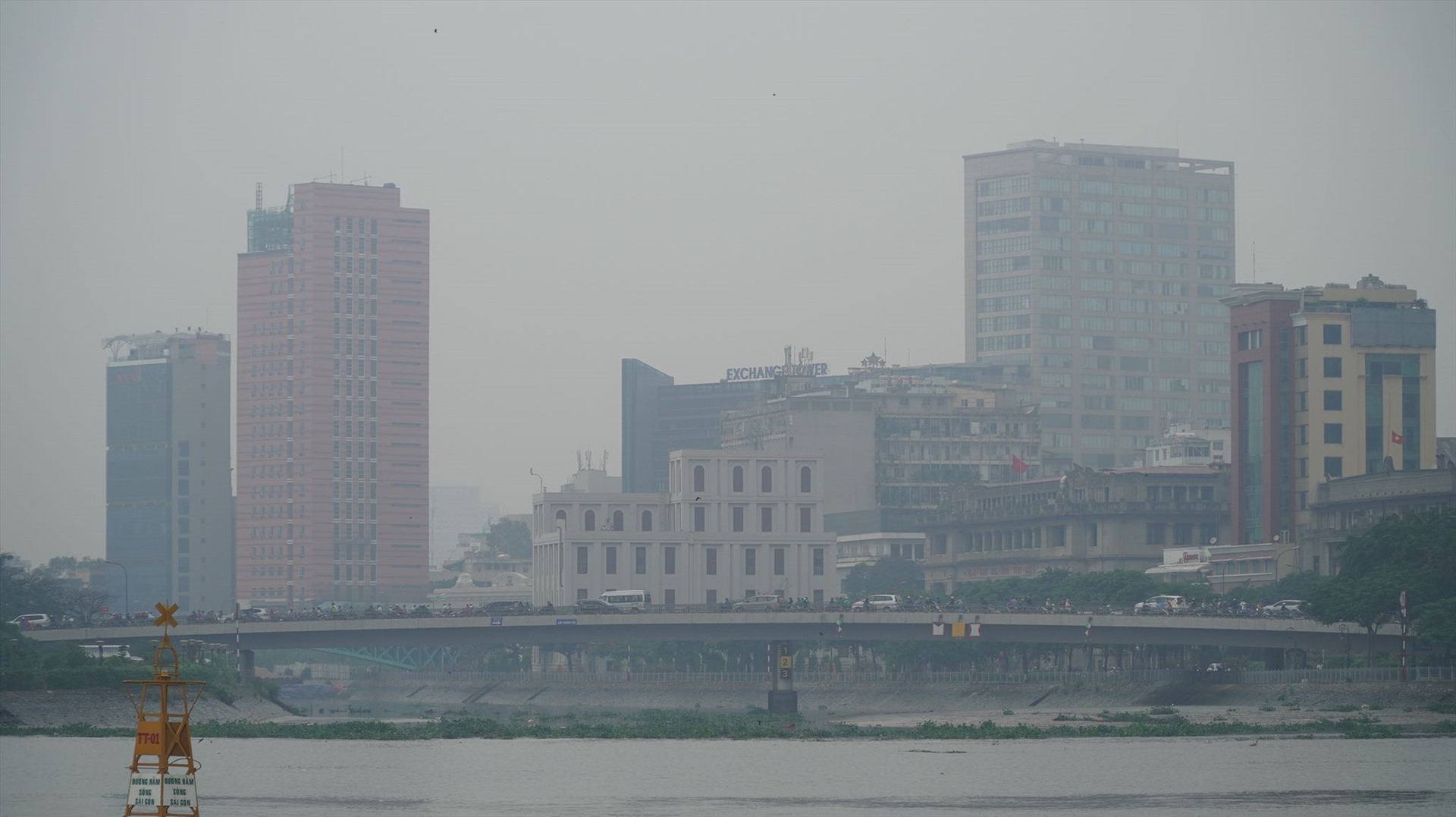 Cầu Khánh Hội ẩn khuất sau lớp sương mù. Ảnh: Hữu Huy