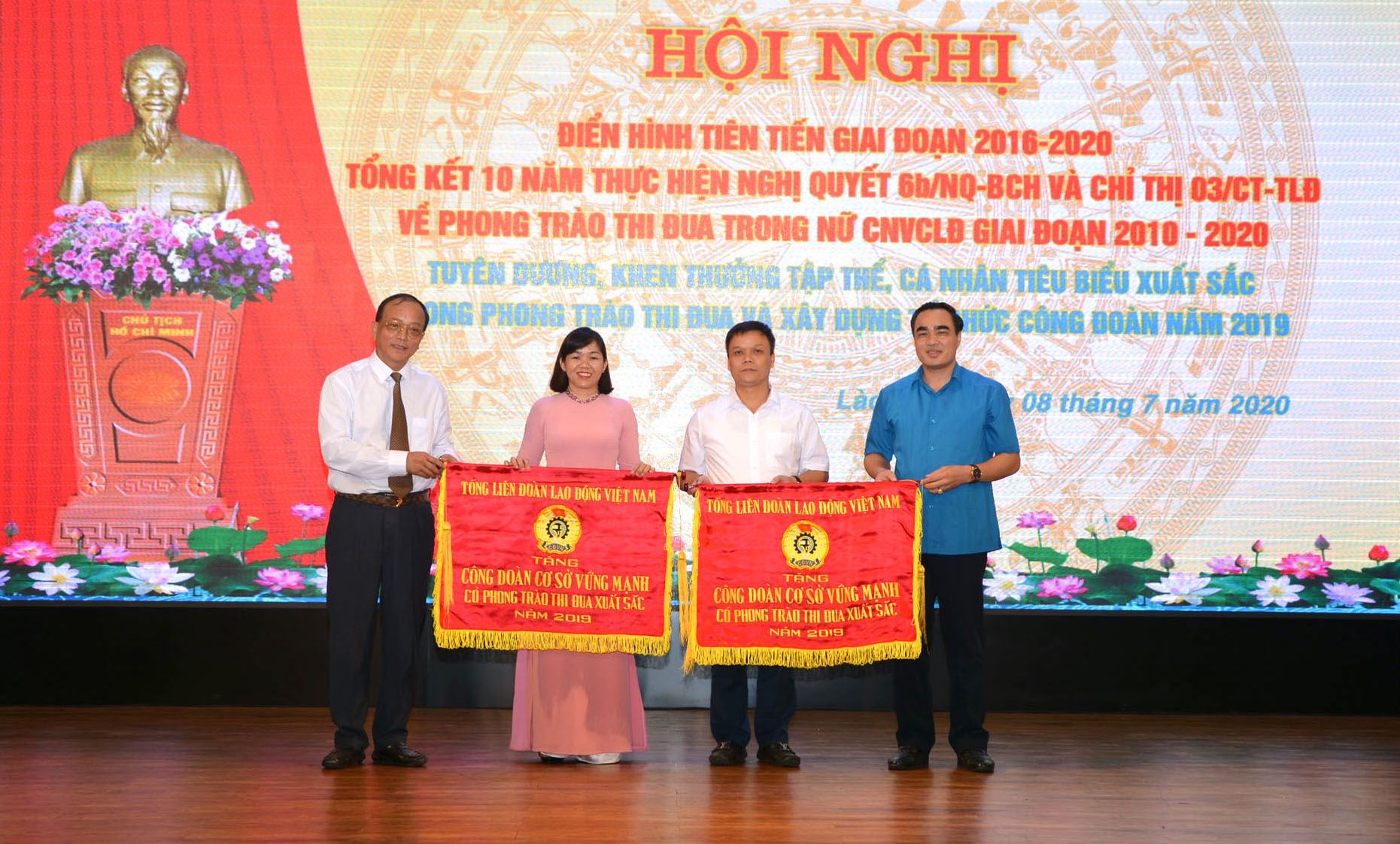 Trao Cờ thi đua của Tổng LĐLĐ Việt Nam cho tập thể đạt danh hiệu ”Công đoàn cơ sở vững mạnh, có phong trào thi đua xuất sắc” năm 2019