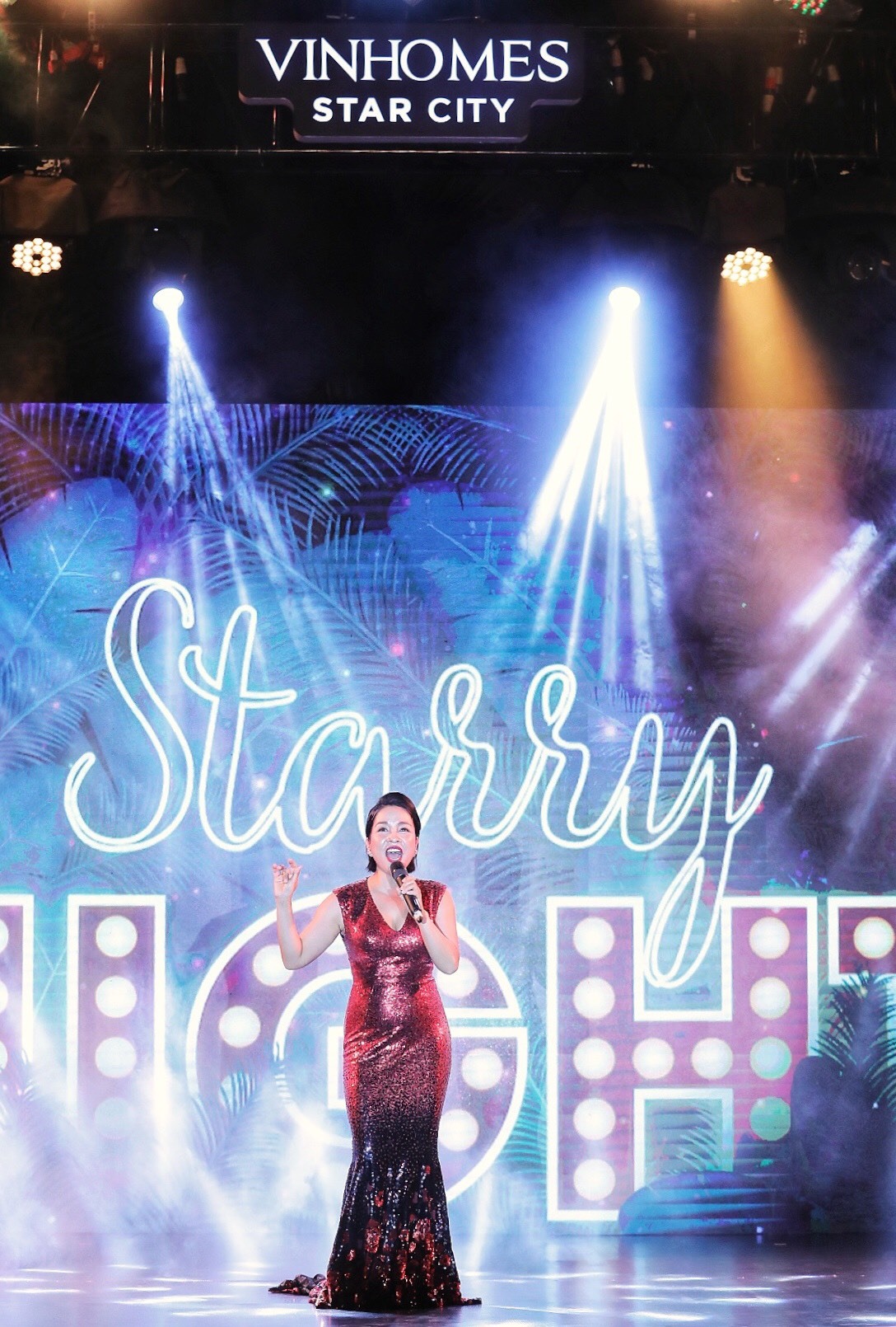 Với ca khúc “Je t’aime”, Diva Mỹ Linh đưa khán giả vào không gian  tràn ngập hơi thở Châu Âu của Vinhomes Star City.