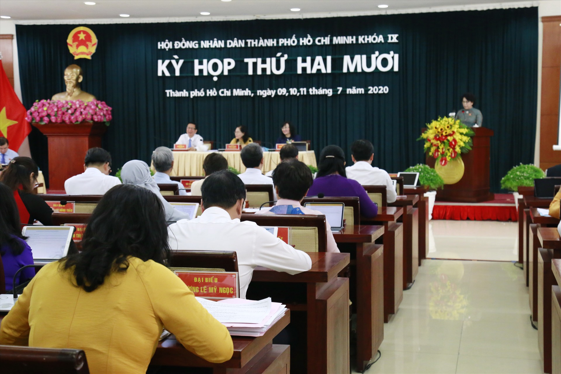 Bà Tô Thị Bích Châu - Chủ tịch Ủy ban MTTQ Việt Nam TPHCM báo cáo tại phiên khai mạc kỳ họp thứ 20, HĐND TPHCM khoá IX sáng 9.7.  Ảnh: Minh Quân