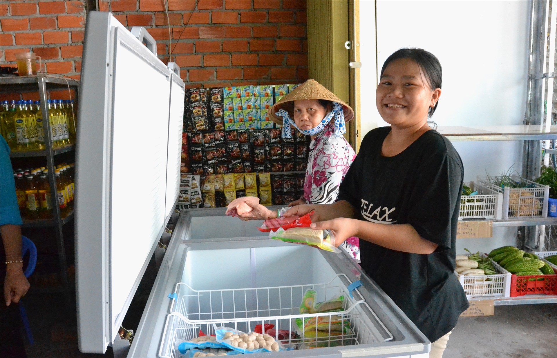 Hỗ trợ tủ đông để bảo quản thực phẩm an toàn. Ảnh: LT