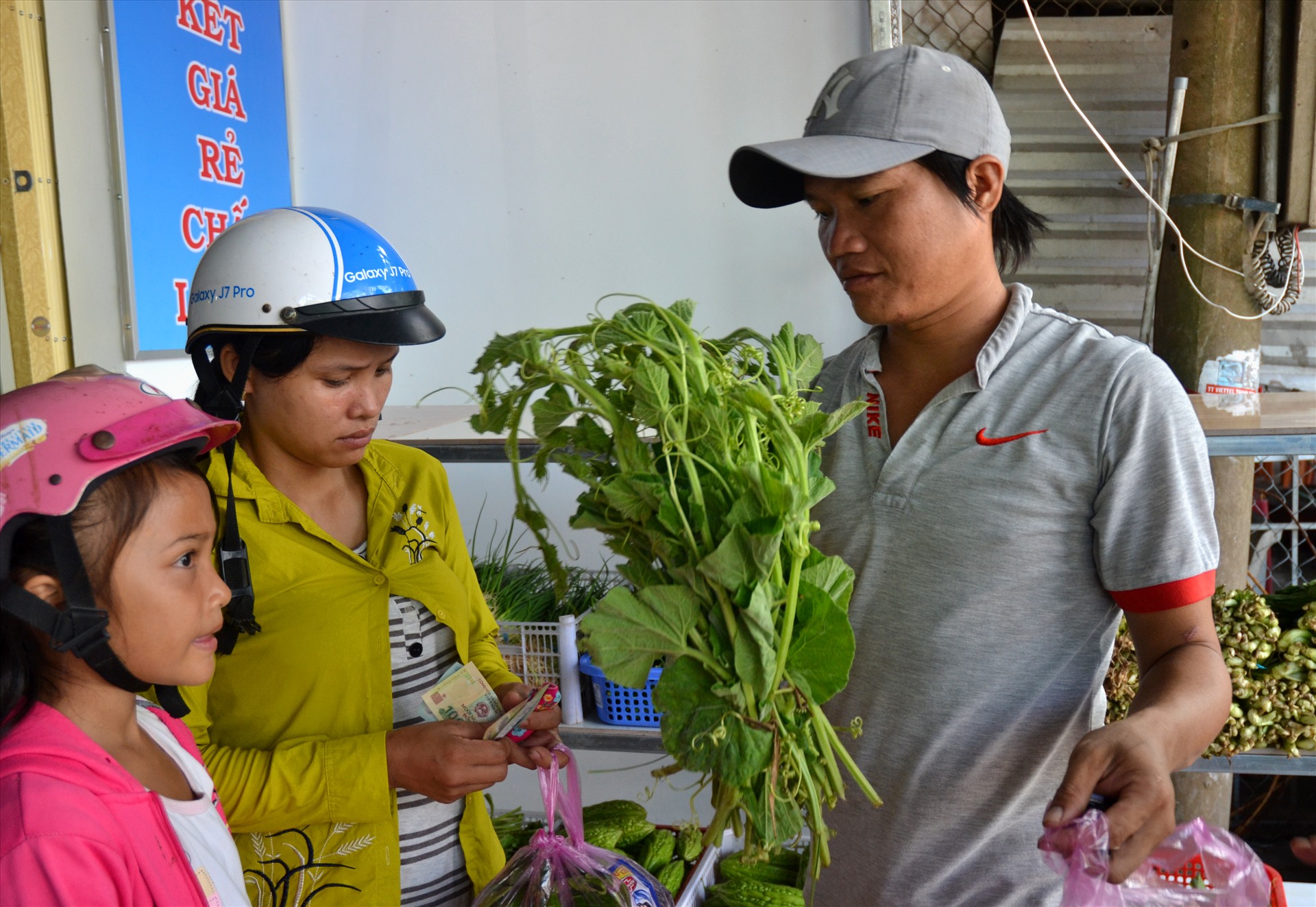 Sản phẩm rau an toàn do cơ sở huyện Hồng Ngự cung ứng. Ảnh: LT