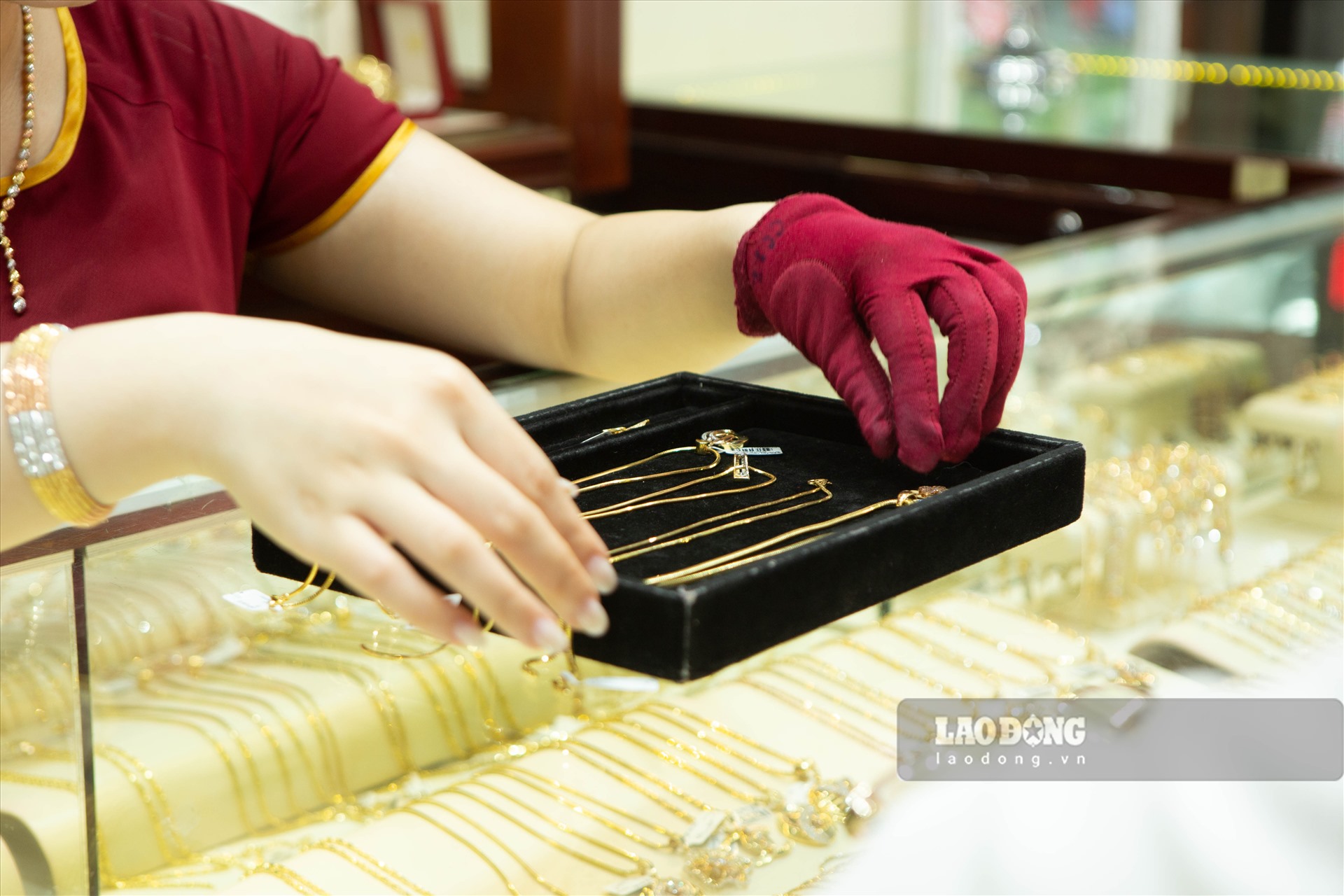 Trong khi đó, đại diện Tập đoàn Vàng bạc Đá quý DOJI cũng khẳng định, lượng vàng ép vỉ Âu Vàng Phúc Long của Tập đoàn Vàng bạc Đá quý DOJI và vàng miếng DOJI bán ra tăng khoảng 30% so với trung bình tháng trước.