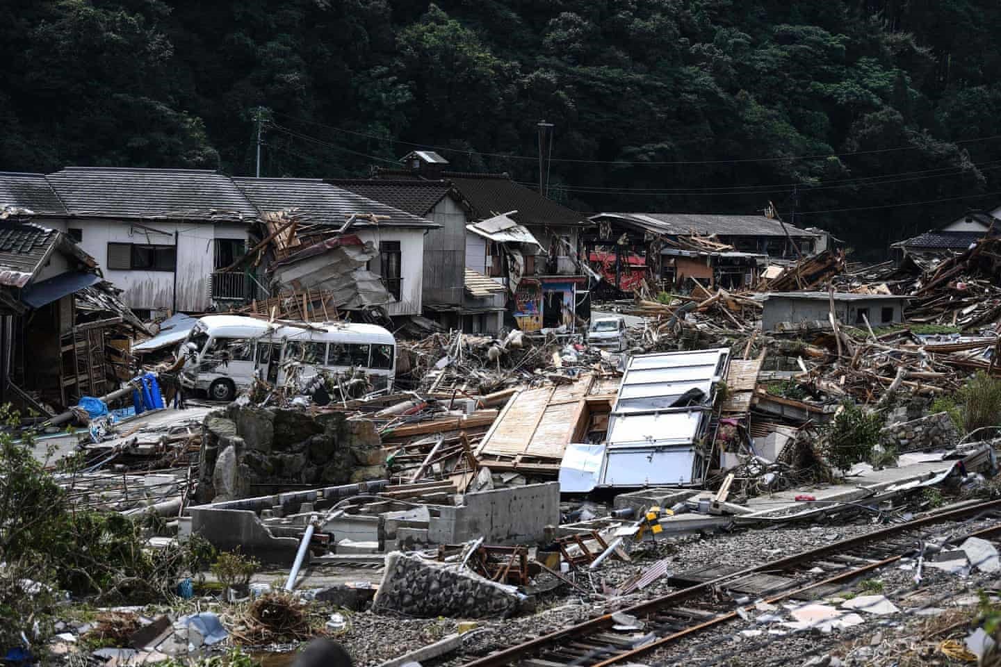 Một ngôi làng ở Kumamura, thuộc quận Kumamoto. Nhật Bản sẽ triển khai thêm quân đội để tìm kiếm những người sống sót sau lũ lụt và lở đất. Ảnh: AFP