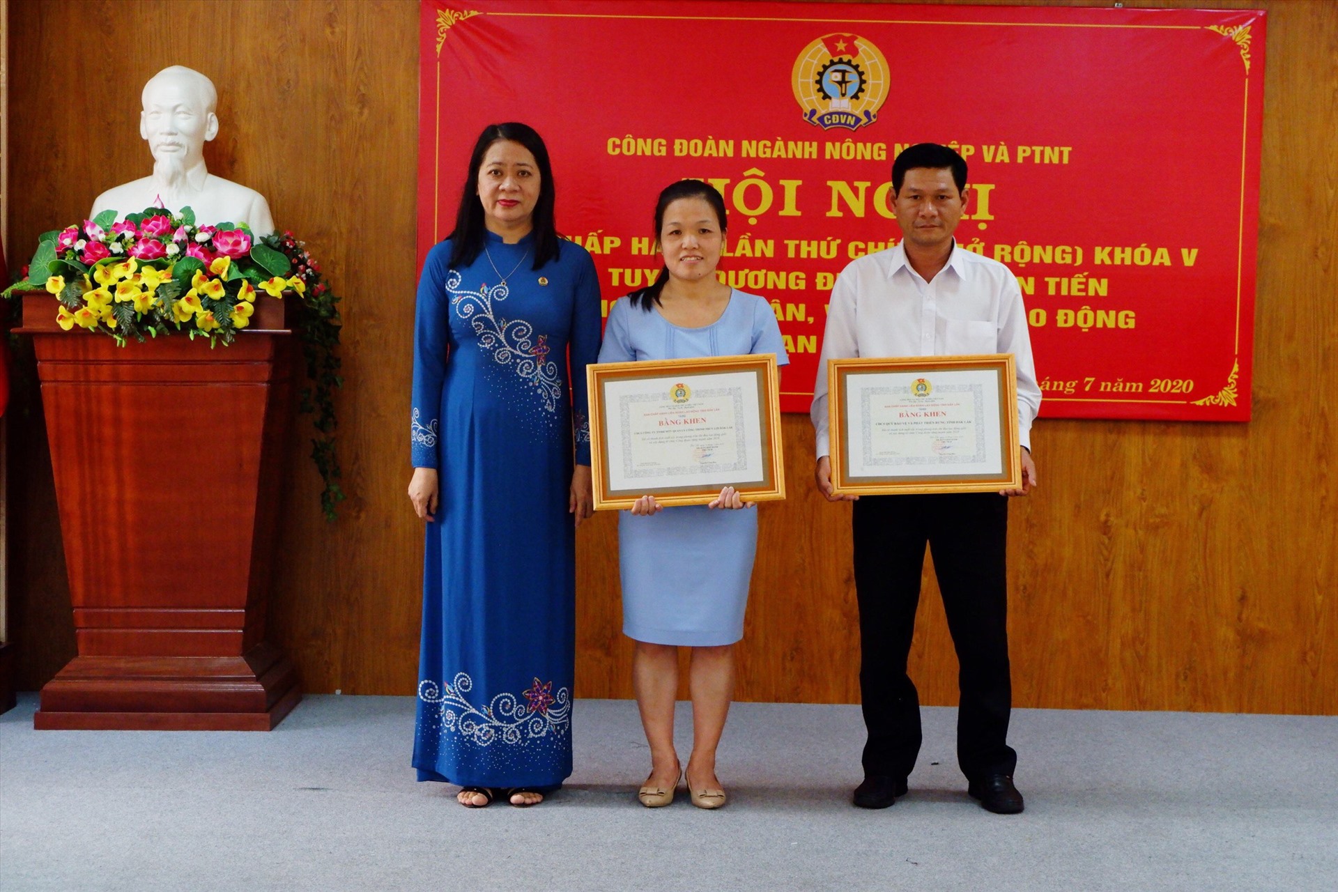Đồng chí Võ Thị Hạnh - Phó Chủ tịch thường trực LĐLĐ Đắk Lắk trao Bằng khen của LĐLĐ tỉnh cho các tập thể và cá nhân thuộc Công đoàn ngành NNPTNT có thành tích xuất sắc trong hoạt động công đoàn.