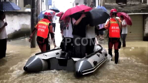 Con đường đi thi đại học đầy gian nan, ngập trong nước lũ, ở tỉnh Hồ Bắc, Trung Quốc. Ảnh: AFP