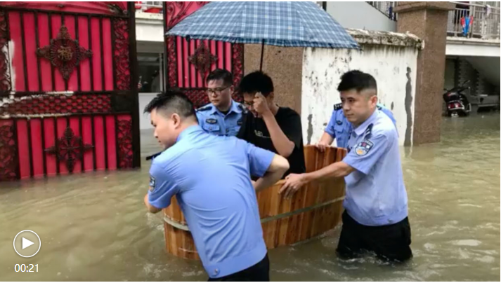Nước ngập sâu, thí sinh được đưa đi thi bằng bồn tắm gỗ, ở An Huy, Trung Quốc. Ảnh: CGTN
