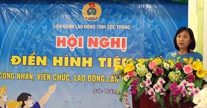 Phó chủ tịch LĐLĐ Sóc Trăng Trịnh Thị Bảo Khuyên báo cáo tóm tắc phong trào thi đua 5 năm qua (ảnh Nhật Hồ)