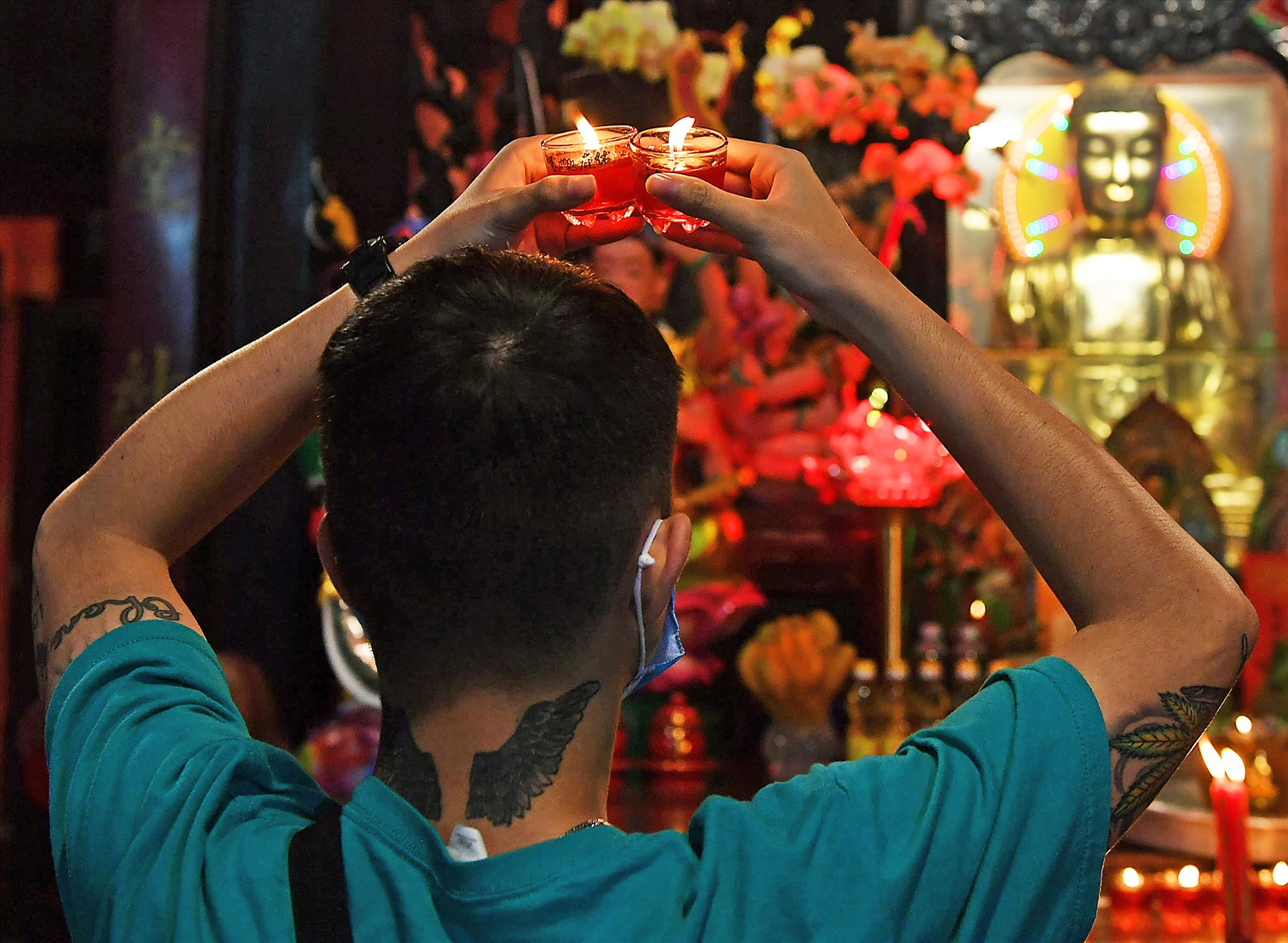 Chùa Ngọc Hoàng có điện thờ Phật Dược Sư để khách cầu sức khỏe. Một thanh niên với hình xăm ấn tượng đang thành kính lễ bái.