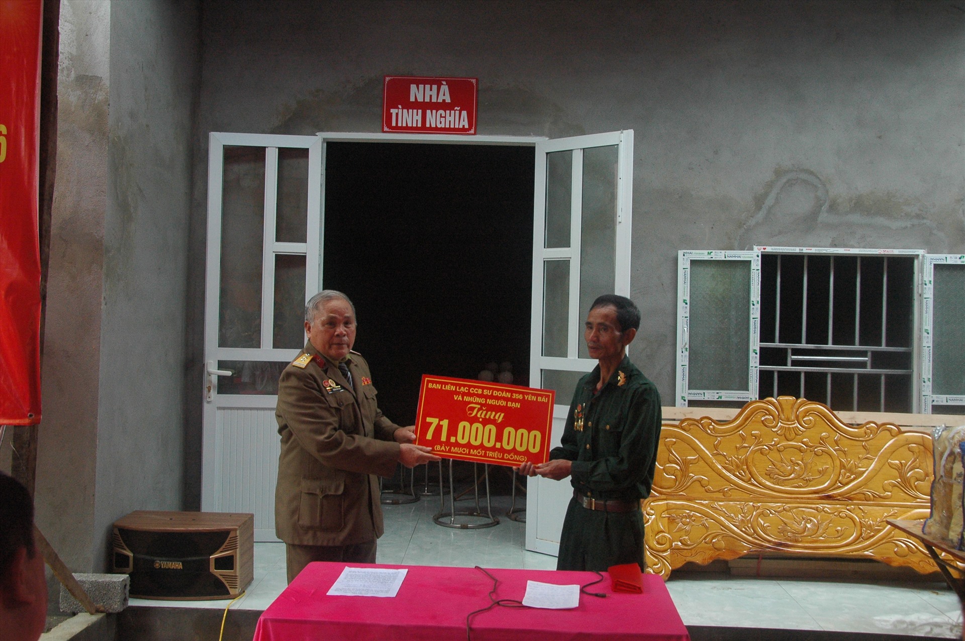 Ban liên lạc F356 tỉnh Yên Bái tặng nhà tình nghĩa đồng đội cho thương binh Phạm Văn Khu. Ảnh: NVCC