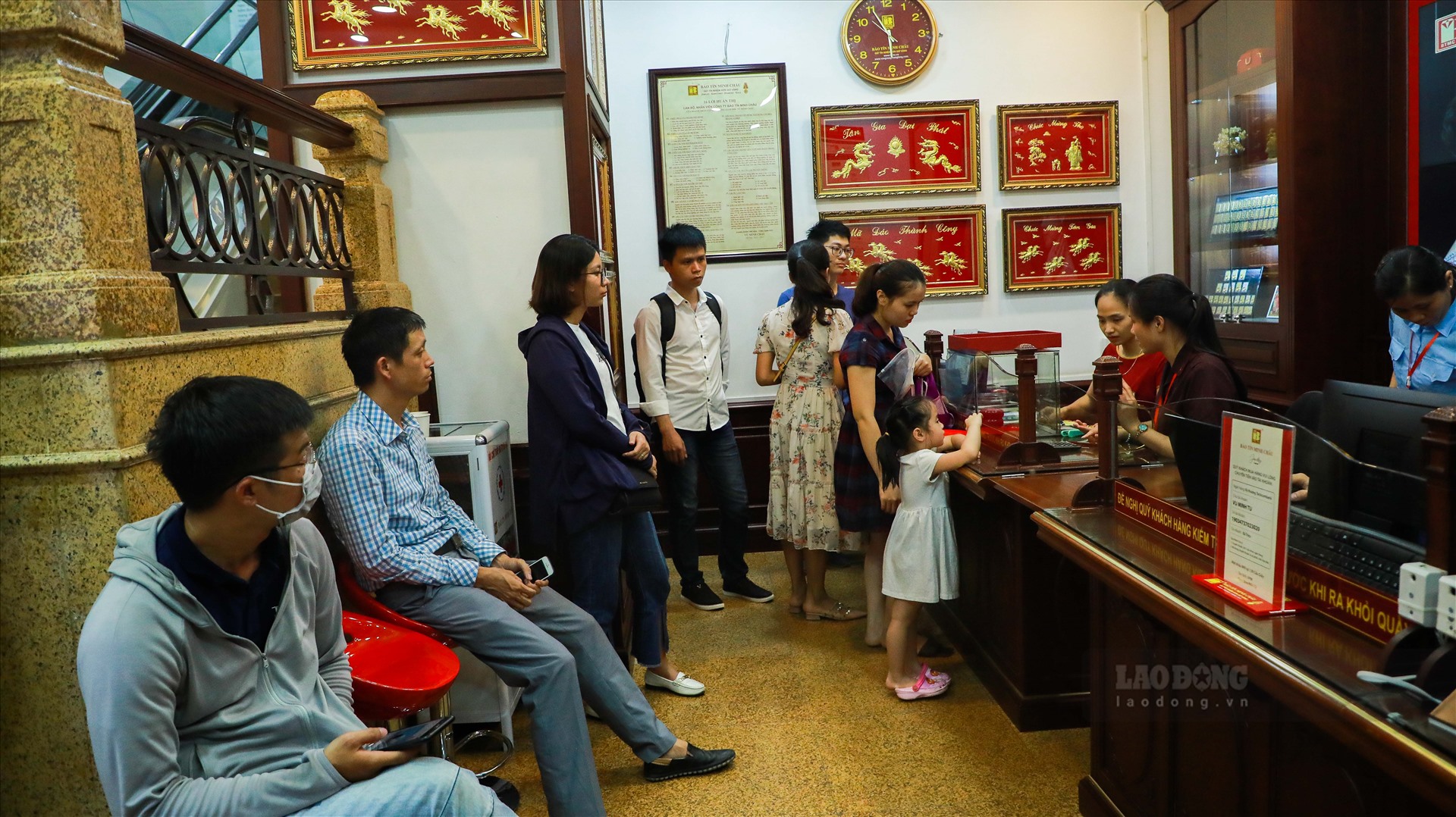 Ghi nhận của PV Lao Động tại một số đơn vị kinh doanh vàng trên địa bàn Hà Nội vào chiều ngày 9.7, lượng khách giao dịch rất đông.