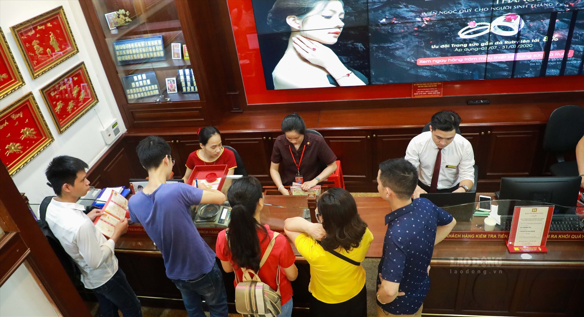 Anh Nguyễn Hữu Thiết (nhân viên kinh doanh của Công ty Vàng Bạc Đá Quý Bảo Tín Minh Châu chi nhánh Cầu Giấy) cho biết, lượng khách mua vàng tại Bảo Tín Minh Châu Cầu Giấy nhiều hơn khách bán, chiếm 60-65%.