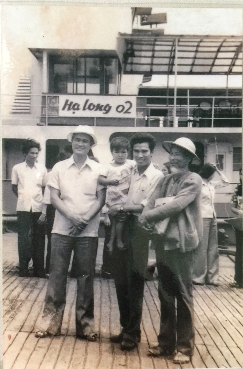 Nhà văn Nguyên Hồng tham quan Vịnh Hạ Long, tháng 4.1982. Ảnh tư liệu gia đình cung cấp