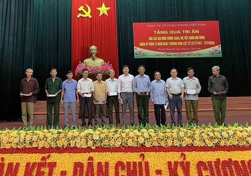 Công ty Cổ phần TNH99 Việt Nam đã trao gần 1.000 suất quà cho các gia đình chính sách tại Hà Tĩnh. Ảnh: TNH