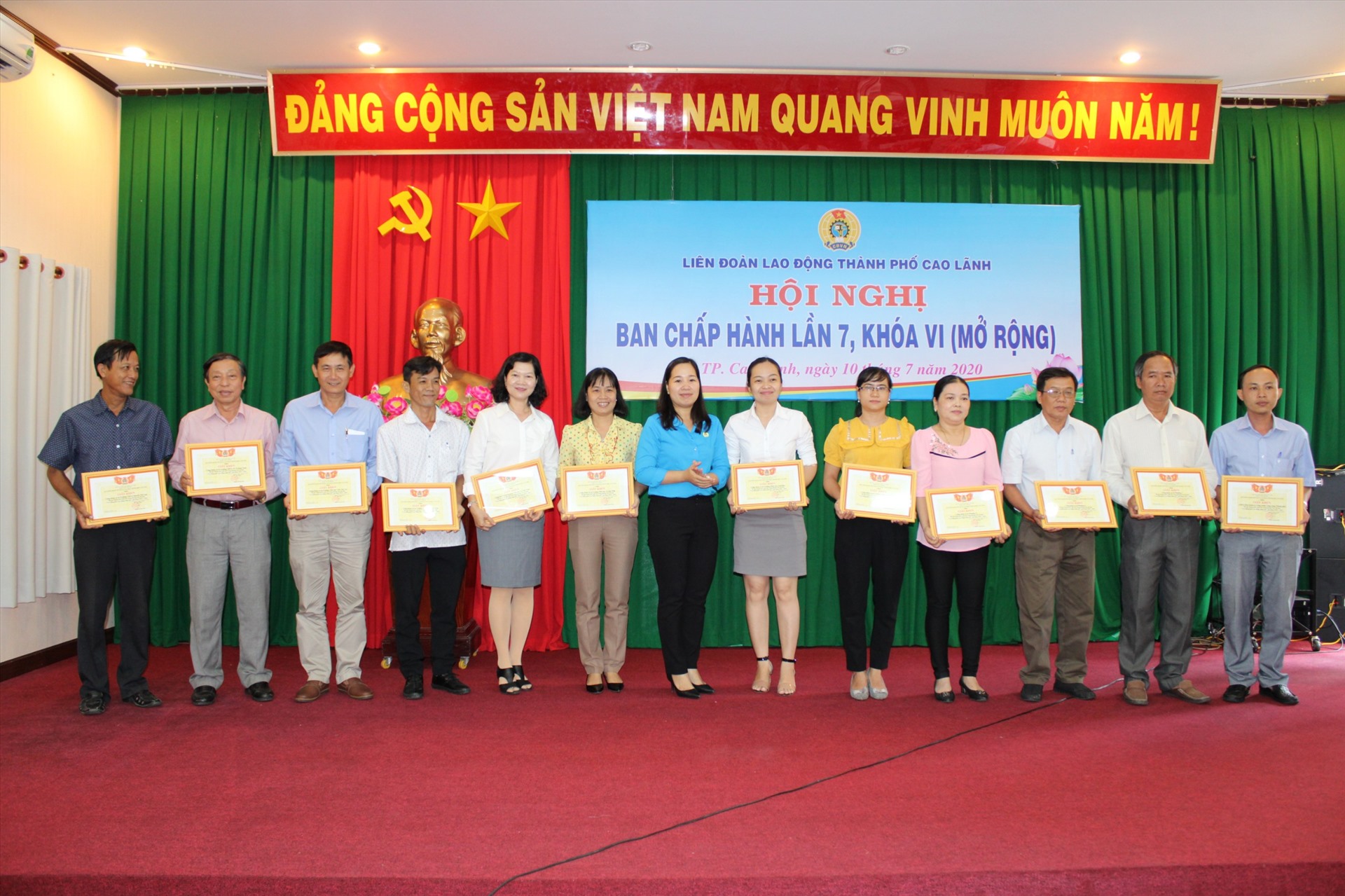 Chủ tịch LĐLĐ TP Cao Lãnh Huỳnh Thị Thu Thủy tặng giấy khen cho các tập thể điển hình tiên tiến giai đoạn 2015 - 2020