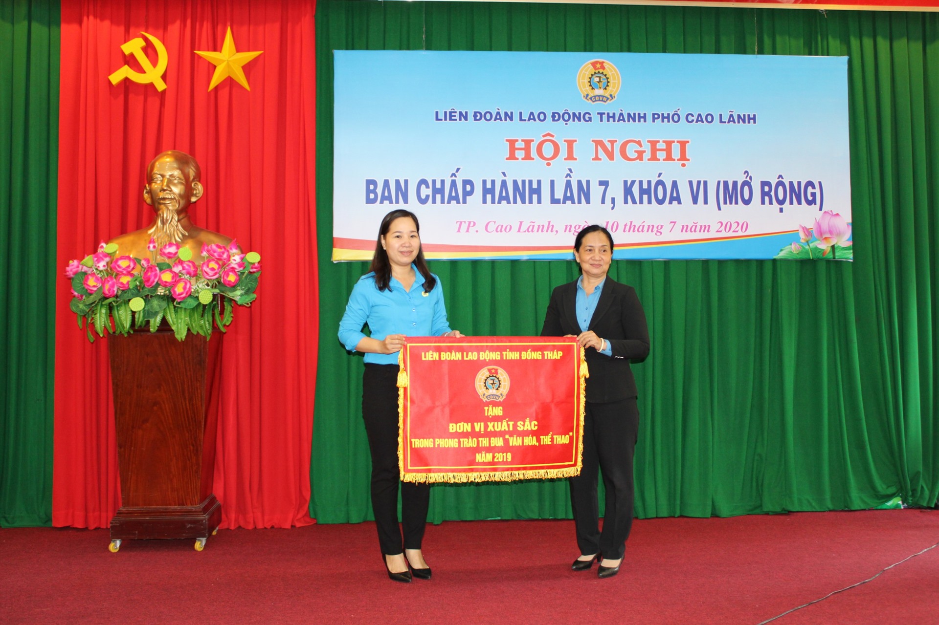 Phó chủ tịch LĐLĐ tỉnh Đồng Tháp Nguyễn Thị Thu Ba tặng cờ thi đua chuyên đề “Văn hóa-thể thao” năm 2019 cho LĐLĐ TP Cao Lãnh.