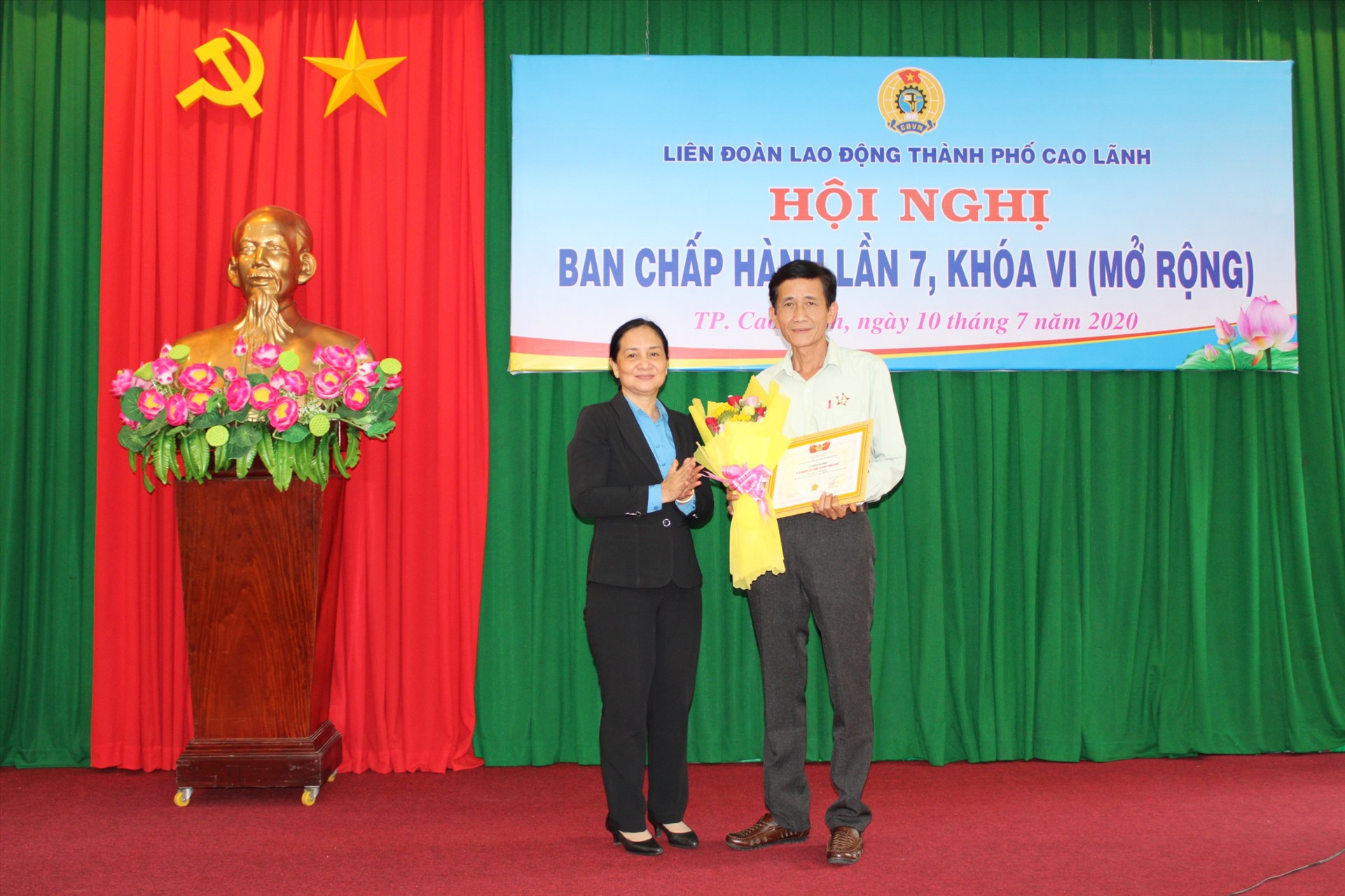 Đồng chí Nguyễn Thị Thu Ba - PCT LĐLĐ tỉnh Đồng Tháp tặng kỷ niệm chương vì sự nghiệp tổ chức Công đoàn.