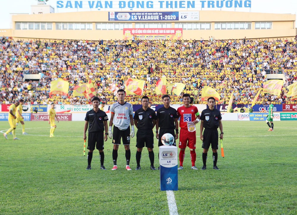 Tổ trọng tài điều khiển trận Nam Định - Hải Phòng ở vòng 6 V.League 2020. Ảnh: VPF