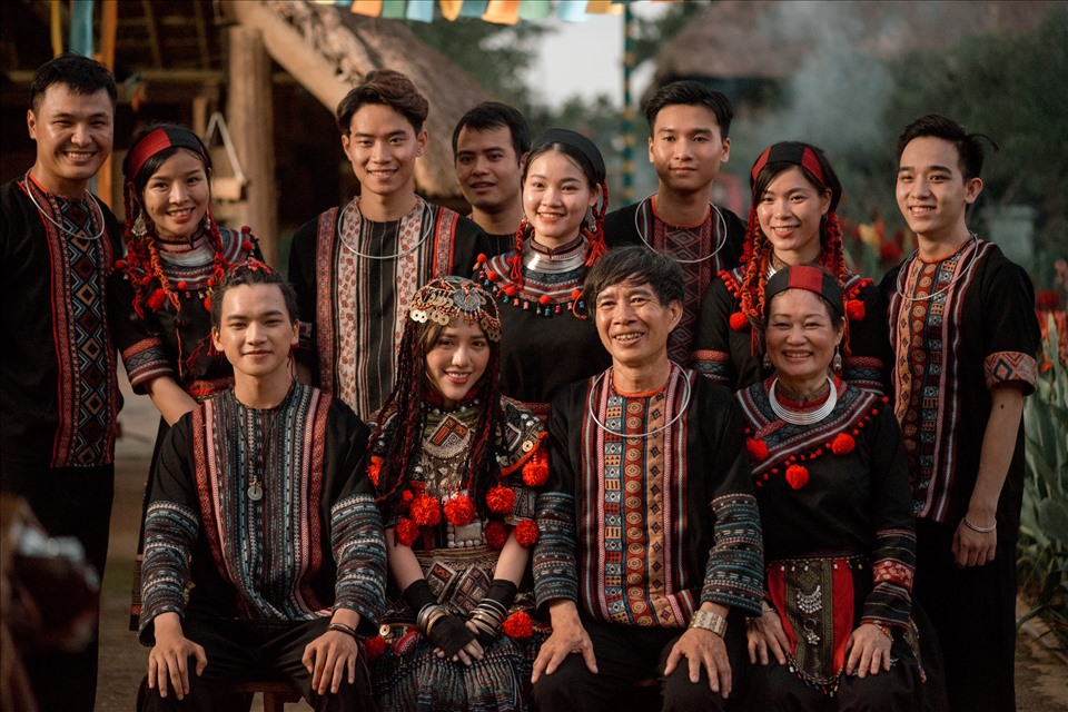 Phong cách mang văn hoá dân tộc người Dao được Phùng Khánh Linh đưa vào sản phẩm âm nhạc lần này.